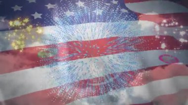 Bayrak merkezini tutuşturmaya başlarken, parlak havai fişekler atarken, bayrağa dönüşürken, kutlama yaparken. Vatanseverlik, şenlik, aydınlanma, kutlama, görsel efektler, enerji verici, renkli