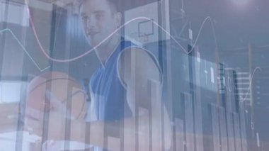 Basketbolcuya gülümseyen istatistikleri kavrayan kamera yükselen spor analitik verilerini gösteriyor. Atletik, takım çalışması, eğitim, performans, fitness, spor, gençlik