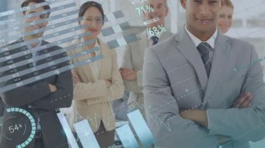 Lobide kesişen iş adamları holografik çizelgeleri etkinleştirip veri sunuyorlar. Şirket, analitik, fütüristik, takım çalışması, yenilik, dijital, finans