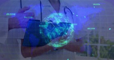 Doktorlar tableti dinliyorlar, tıbbi verilerle hologram çağırıyorlar ve tanı için değerleri denetliyorlar. Tıbbi, teknoloji, yenilik, işbirliği, fütüristik, profesyonel, veri