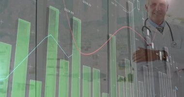 Parmaklıkları, şamdanları ve trend çizgilerini gösteren açık bir panel oluşturulurken, doktor da finansmanı izliyor. Veri görselleştirme, finansal analiz, tıbbi uzman, grafikler, eğilimler, dijital görüntü, sağlık teknolojisi