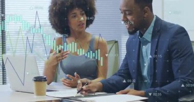 Meslektaşı not alırken dizüstü bilgisayarında hareketli çizelgeler hazırlayan bir kadın. Şirket, takım çalışması, sunum, veri analizi, profesyonel, işbirliği, modern