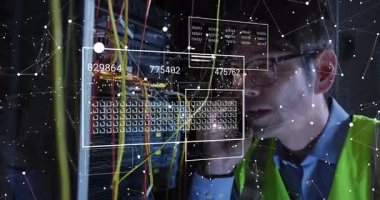 Bilgi işlem teknisyeni telefon alıyor ve canlandırılmış UI kullanarak performansı izlemek için kabloları inceliyor. Teknoloji, siber güvenlik, veri, bağlantı, dijital, iletişim, altyapı