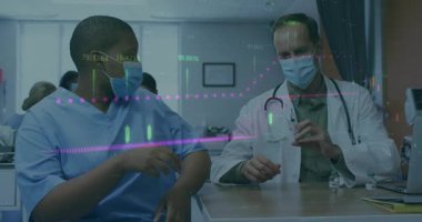 Doktor aşı tüpüne uzanıyor ve hasta koluna serum enjekte ediyor. Tıbbi raporlar zayıflıyor. Sağlık, aşı, klinik, modern, profesyonellik, teknoloji, hasta bakımı