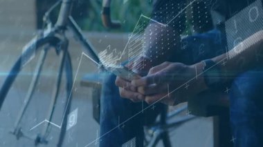 Bisikletin yanındaki bankta oturan, akıllı telefonu kaldıran ve teknik veri tablolarını canlandıran bir adam. Teknoloji, veri görselleştirme, kentsel yaşam tarzı, dijital arayüz, açık hava ayarı, modern iletişim, akıllı aygıt