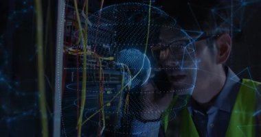 Ağ mühendisi veri tabanına giriyor telefon tutan kabloları ayarlıyor ve AR küresi üzerinde çalışıyor. Teknoloji, bağlantı, fütüristik, siber güvenlik, dijital, iletişim, yenilik