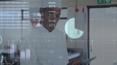 Masa başı şefinin mutfak teknisyeni ya da rafine veriler içeren pasta tablolarını başlatması. Mutfak, analitik, dijital, profesyonel, modern, takım çalışması, yenilikçi