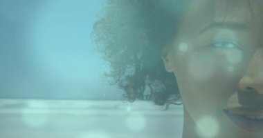 Yumuşak ışık daireleri okyanus ufkunda sürüklenirken pazarlamada başını eğen gülümseyen kadını ortaya çıkarıyor. Huzur, zarafet, doğal güzellik, minimalizm, sükunet, içgözlem, görsellik