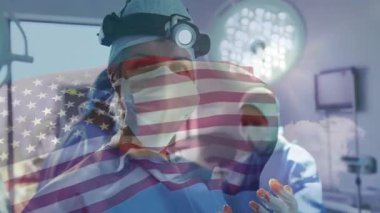 Cerrah ameliyathaneye giriyor. Hemşireler bayraklı aletleri hazırlarken ameliyata başlıyor. Tıbbi, sağlık, profesyonellik, takım çalışması, hassasiyet, kısır, kahramanlık