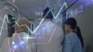 Tıbbi ekip koğuş koridorunda yürüyor. Holografik verileri tarıyor. Çıkış öncesi verileri doğruluyor. Sağlık, işbirliği, fütüristik, teknoloji, profesyonellik, tıbbi, yenilik