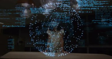 Masaya yaslanmış bir kadın teknolojik demo için mavi kod yayınlayarak veri hologramını döndürüyor. Siber güvenlik, yenilik, fütüristik, dijital, animasyon, profesyonel, görselleştirme