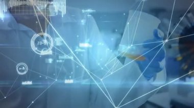 Matarayı kaldırmak dijital kaplamaya neden oluyor, kadın bilim adamı laboratuvarda turuncu örnekleri döndürüyor ve analiz ediyor. Teknoloji, yenilik, araştırma, bilimsel, görselleştirme, analiz, kesinlik