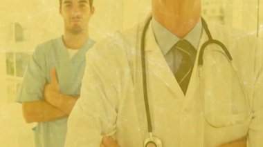 Kamera steteskop takan doktoru ve pencerelere gülümseyen mavi ameliyat hemşiresini geri çekiyor. Profesyonel, sağlık, takım çalışması, modern, parlak, iyimser, tıbbi