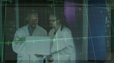 Erkek bilim adamı tableti şebeke üzerine ayarlıyor. Teknoloji taraması için kayboluyor, ortak sonuç çalışıyor. Teknoloji, yenilik, işbirliği, gelecek, veri analizi, araştırma, sunucular