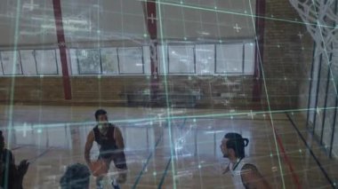 Oyuncu pas alıyor ve top sürüyor. Sonra baskette smaç için atlıyor. Sporda şebeke örtüsü kullanıyor. Sporcu, basketbol, yarışma, aksiyon, enerjik, dinamik, arena