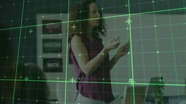 Öğretmen beyaz tahtanın yanındaki kırmızı işareti seçiyor ve ders sırasında yeşil şebeke örtüsünü etkinleştiriyor. Eğitim, akıl hocalığı, pedagoji, öğrenme, eğitim, iletişim, etkileşimli