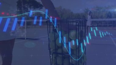 Koç sahada metal sepetten top topluyor tenis vuruş analizi için veri örtüşmesi başlatılıyor. Performans, eğitim, analitik, spor giyim, açık hava, motivasyon, fitness