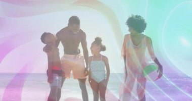 Kıyı şeridine gelen aile, elinde gökkuşağı ışığı animasyonu olan bir tatil köyü reklamı için plaj topu tutarak gülüyor. Sahil, birliktelik, neşeli, hareketli, rahat, açık hava, bağlar