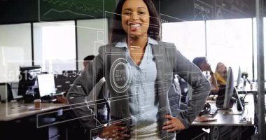 Yönetici ofisinde dikilip veri grafiklerini kaplıyor. Sayıları güncelliyor, gülümsüyor ve gülüyor. Teknoloji, yenilik, takım çalışması, işbirliği, modern, profesyonel, dijital