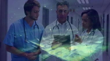 Kıdemli doktor, tıbbi veri incelemesi başlatılıyor. Ekip holografik örtüşmeyi izliyor. Tıbbi, işbirliği, fütüristik, sağlık, profesyonellik, teşhis, teknoloji