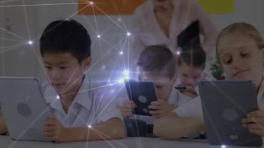 Ön taraf çocuğu tableti tıklatıyor ve parlayan sınıf ağını öğretmen izleme sistemiyle örtüyor. Dijital öğrenme, eğitim, teknoloji, yenilik, sınıf, e-öğrenme, bağlantı