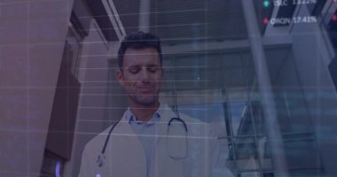 Doktor tableti kaldırırken verilerin kaybolduğunu ve 3 boyutlu medikal tabloları analiz ettiğini fark etti. Tıbbi, sağlık, analiz, yenilik, teknoloji, profesyonel, gelecekçi