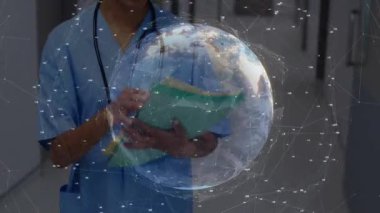 Hastane koridorunda hasta dosyalarını inceleyen hemşire holografik olarak dönen hasta dosyalarını inceliyor. Sağlık, tıbbi, teknoloji, yenilik, profesyonel, iletişim, fütüristik