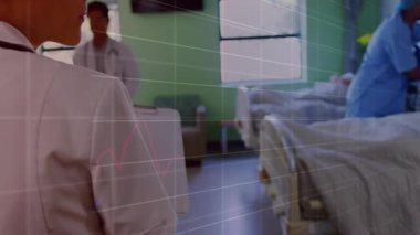 Koğuş ekibi hasta verilerini inceleyerek ve bakım notları yazarak veri örtüşmelerine tepki veriyor. Tıbbi, takım çalışması, sağlık, analiz, dijital, klinik, profesyonel