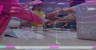 İş ekibi grafikleri gözden geçirir, holografik görselleri görür ve birlik olduğunu göstermek için el ele tutuşur. İşbirliği, yenilik, sinerji, dijital, kurumsal, takım çalışması, gelecekçi