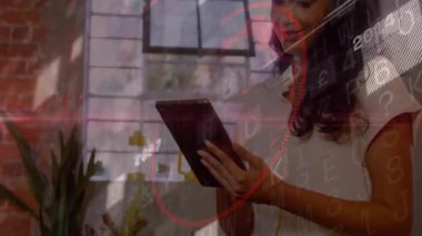 Ofisteki tablet ekranı tıklatan kadın iş verilerini dijital çizgi grafikleri bisiklet tarihleri üzerinden gözden geçiriyor. Teknoloji, analitik, modern, profesyonel, yenilik, çalışma alanı, veri