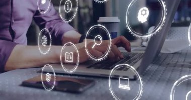 Diz üstü bilgisayarda yazan ve üretkenlik için çalışma alanı etrafında dönen araştırma simgeleri üreten olgun bir adam. Teknoloji, yenilik, bağlantı, profesyonel, dijital, modern, işbirliği