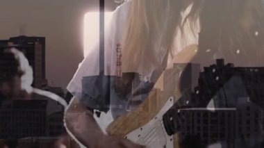 Gitarist riff yapıyor, davulcu ritme katılıyor ve karanlık ufuk çizgisine rock müzik kanalı inşa ediyor. Konser, performans, grup, müzik, şehir manzarası, gece, dinamik