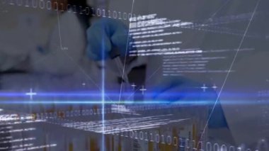 Kadın bilim adamı önce pipette topluyor, sonra örnekleri laboratuara yerleştiriyor, sonra da grafikleri eşleştiriyor. Bilim, araştırma, laboratuvar, yenilik, kesinlik, sağlık, teknoloji