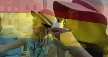 Arkadaşlar çatıda pizza topluyor, bira dağıtıyor yemek pazarlamada arkadaşlığa kadeh kaldırıyor. Şehir, kutlama, eğlence, yoldaşlık, gündelik, yaşam tarzı, hayat dolu