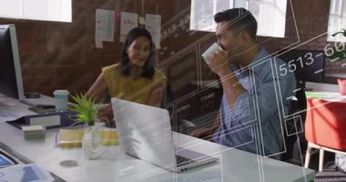 Soyguncuyu kaldıran adam, dizüstü bilgisayarın üzerinde gezen ve piyasa eğilimlerini analiz eden kadınları harekete geçiriyor. İşbirliği, takım çalışması, ofis, meslek, tartışma, iletişim, modern