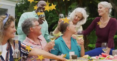 Altı arkadaş yukarıda yükselen animasyon yıldızları için teras masasında şarap kadehleri kızartıyorlar. Kutlama, dostluk, rahatlık, dostluk, açık hava, zarafet, sosyalleşme