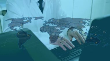 Klavyede yazı yazan ve küresel veri analizi için yarı saydam dünya haritasını etkinleştiren kıdemli bilim adamı. Teknoloji, yenilik, veri görselleştirme, araştırma, dijital, analitik, bilimsel