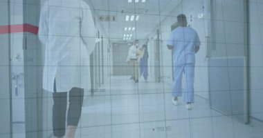 Hastane personeli koridorda hızla ilerlerken çizginin yoğunlaşması acil bir gerileme olduğunu gösteriyor. Tıbbi, takım çalışması, profesyonel, sağlık hizmetleri, modern, tanı, işbirliği