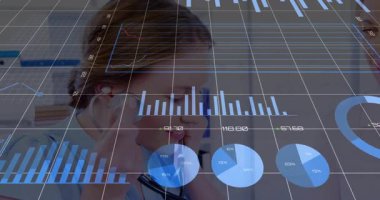 Doktor, hastanın göğsüne steteskop yerleştiriyor. Tıbbi gözlem için üst katlarda çizelgeleri döndürüyor. Sağlık, teknoloji, yenilik, sağlık, analiz, tanı, tıbbi