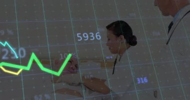 Hemşire hastanın göğsüne steteskop yerleştirirken ızgara görünüyor ve tıbbi grafik dalgalanıyor. Sağlık, sağlık, tanı, izleme, ekip çalışması, klinik, teknoloji