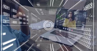 Uzaktan toplantıya katılan erkek profesyonel masalar ve tablolar masanın etrafında güncelleniyor. Teknoloji, işbirliği, dijital, analitik, çalışma alanı, yenilik, iletişim