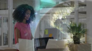 Bilgisayar işçisi laptop ekranına bakıyor ve veri tanıtımı için ışıldayan parçacıklarla dünyayı döndürmeye başlıyor. Gelecekçi, yenilikçi, dijital, teknoloji, çalışma alanı, profesyonel, canlı