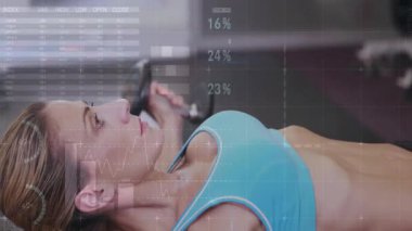 Göğüs gerdirme halterini çalıştıran bir kadın canlandırma grafiğini güncelliyor. Fitness, strength, analysis, digital, viviviality, health, training