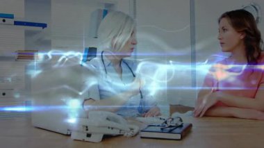 Doktor göğsünde hareketler yapıyor ve kalp sağlığını açıklıyor. Masanın üzerinde tarama ışığı üretiyor. Tıbbi, danışma, teşhis, canlı, fütürist, profesyonel, sağlık hizmetleri