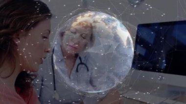 Hologramın maddeleşmesi, doktorun sağlık veri tartışmasına rehberlik etmesine yol açtığında hastanın öne eğilmesi. Teletıp, yenilik, dijital, işbirliği, fütüristik, sağlık, teknoloji