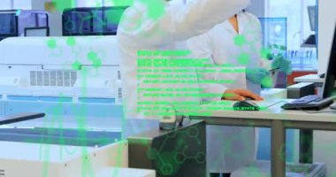 İki bilim adamı laboratuvar sonuçlarını analiz ederken anahtara basıp moleküler grafikleri çalıştırıyor. Araştırma, işbirliği, teknoloji, yenilik, teşhis, araştırma tesisi, veri analizi