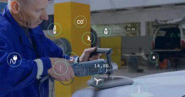 Tamirhanede erkek teknisyen düğmesi, ekolojik ikonları güncelleyen kaputu cilalıyor. Otomatik onarım, sürdürülebilirlik, dijital arayüz, hassasiyet, çevre dostu, endüstriyel, yenilik