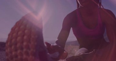 Kadın ayakkabıya doğru elini indiriyor ve spor yaparken kavrayıcı bir şekilde çalıştırıyor. Atletik, açık hava, aktif giysi, yoga, motivasyon, farkındalık, manzara