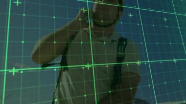 Yeşil şebeke, rüzgar çiftliği teknisyeninin akıllı telefon kaldırdığını ve göğüs tabletini kontrol etmek için dinlediğini gösteriyor. Teknisyen, teknoloji, açık hava, yenilenebilir, yenilik, enerji, ekipman