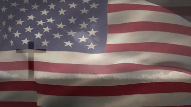 Hafif bir esinti Amerikan bayrağını dalgalandırıyor, kırmızı çizgiler Latin haçını sallayarak boşlukta sallanıyor. Vatanseverlik, sembolizm, hareket, tekstil, kumaş, gölgeler, sükunet